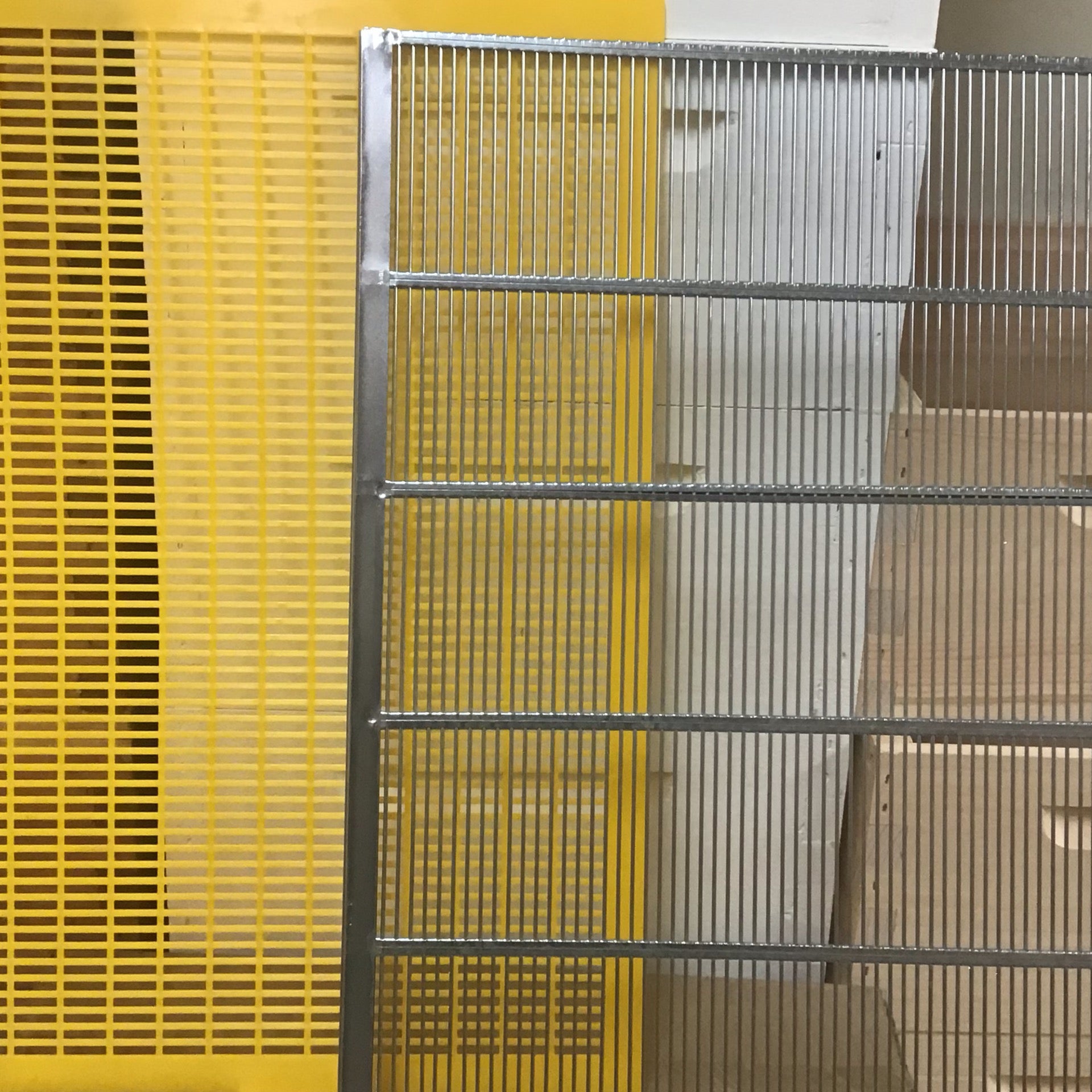 Queen excluder- Metal image 0