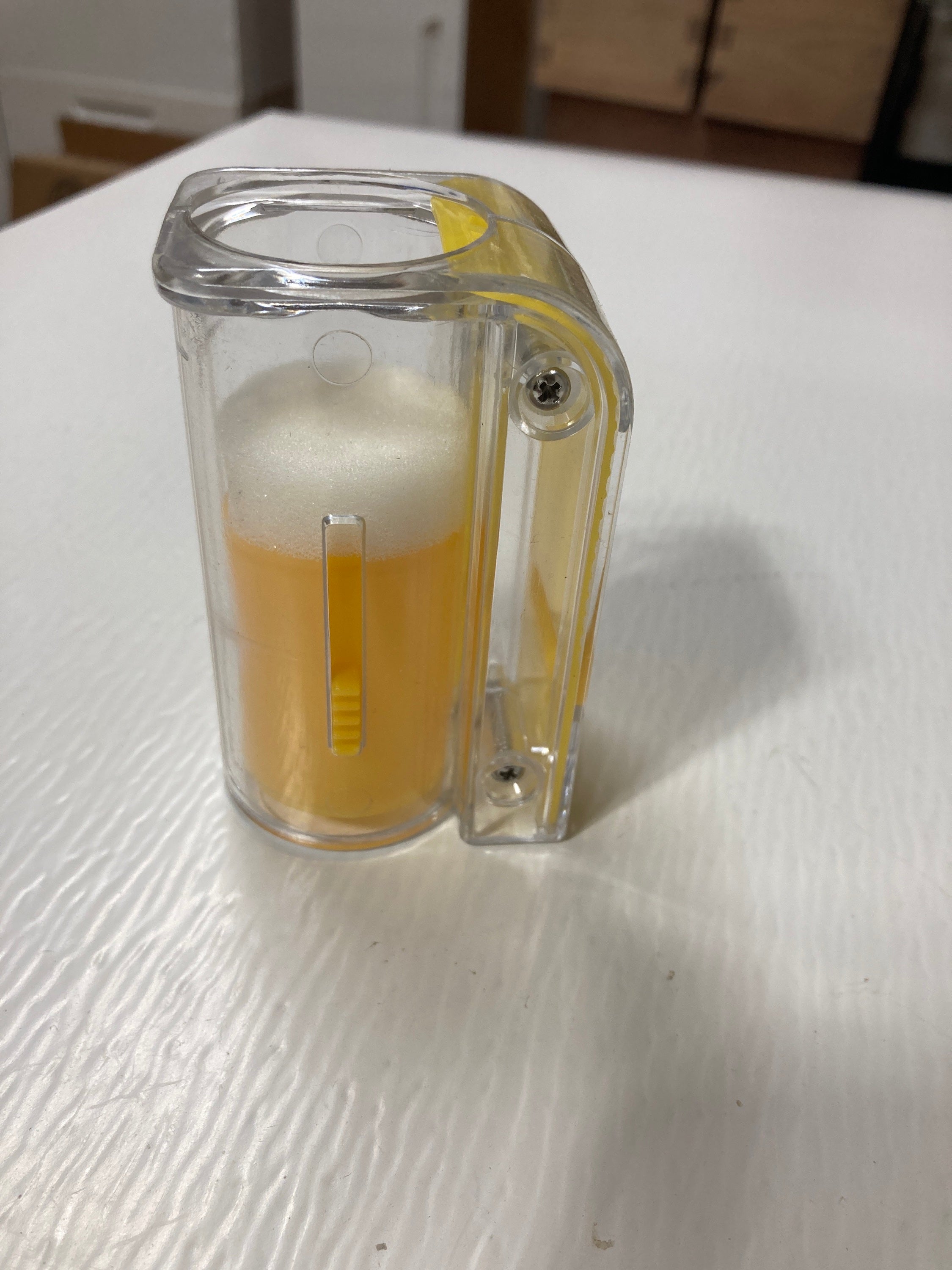 Queen Catcher - one handed image 0