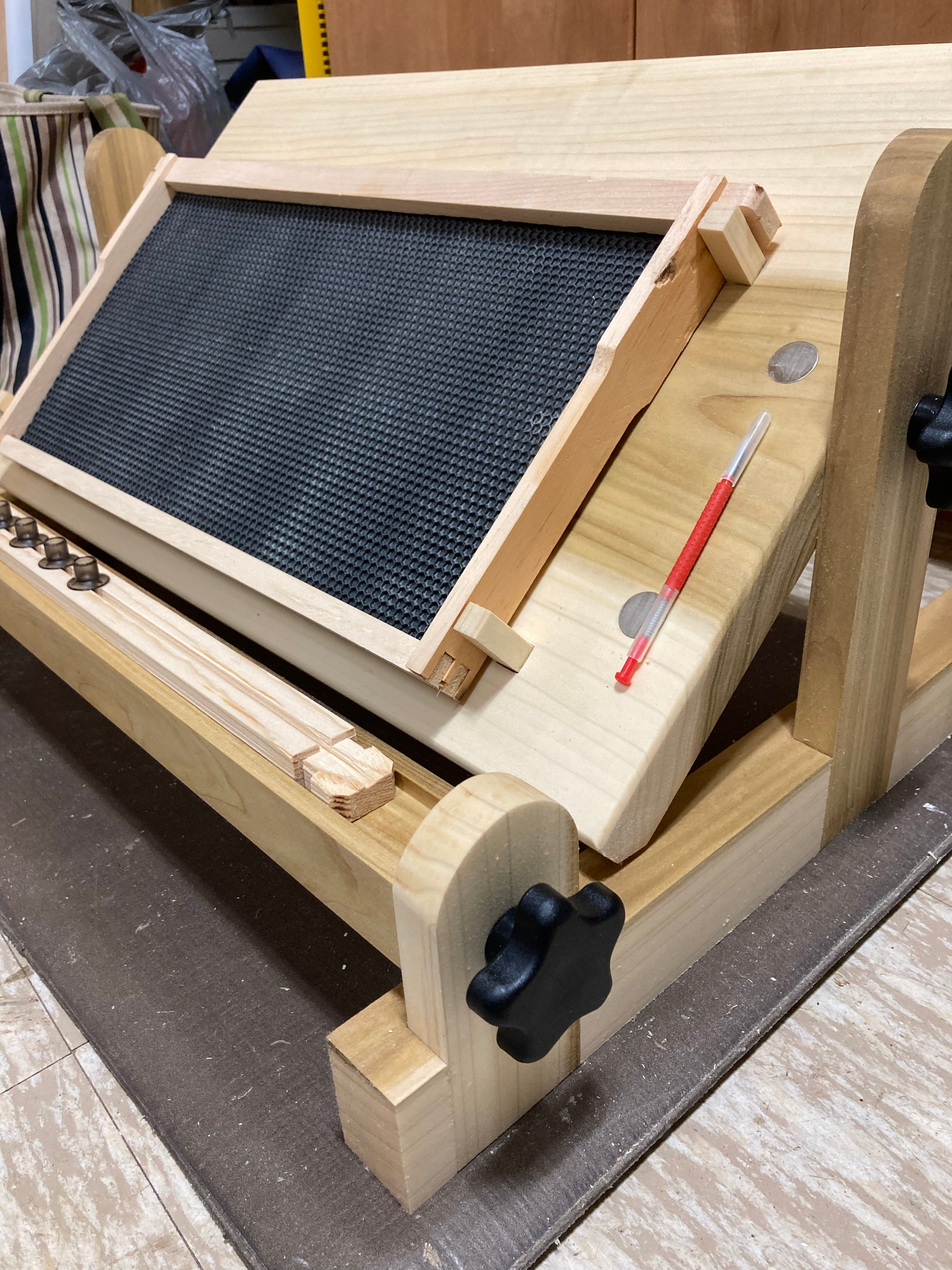 BB - Queen Grafting Table image 1