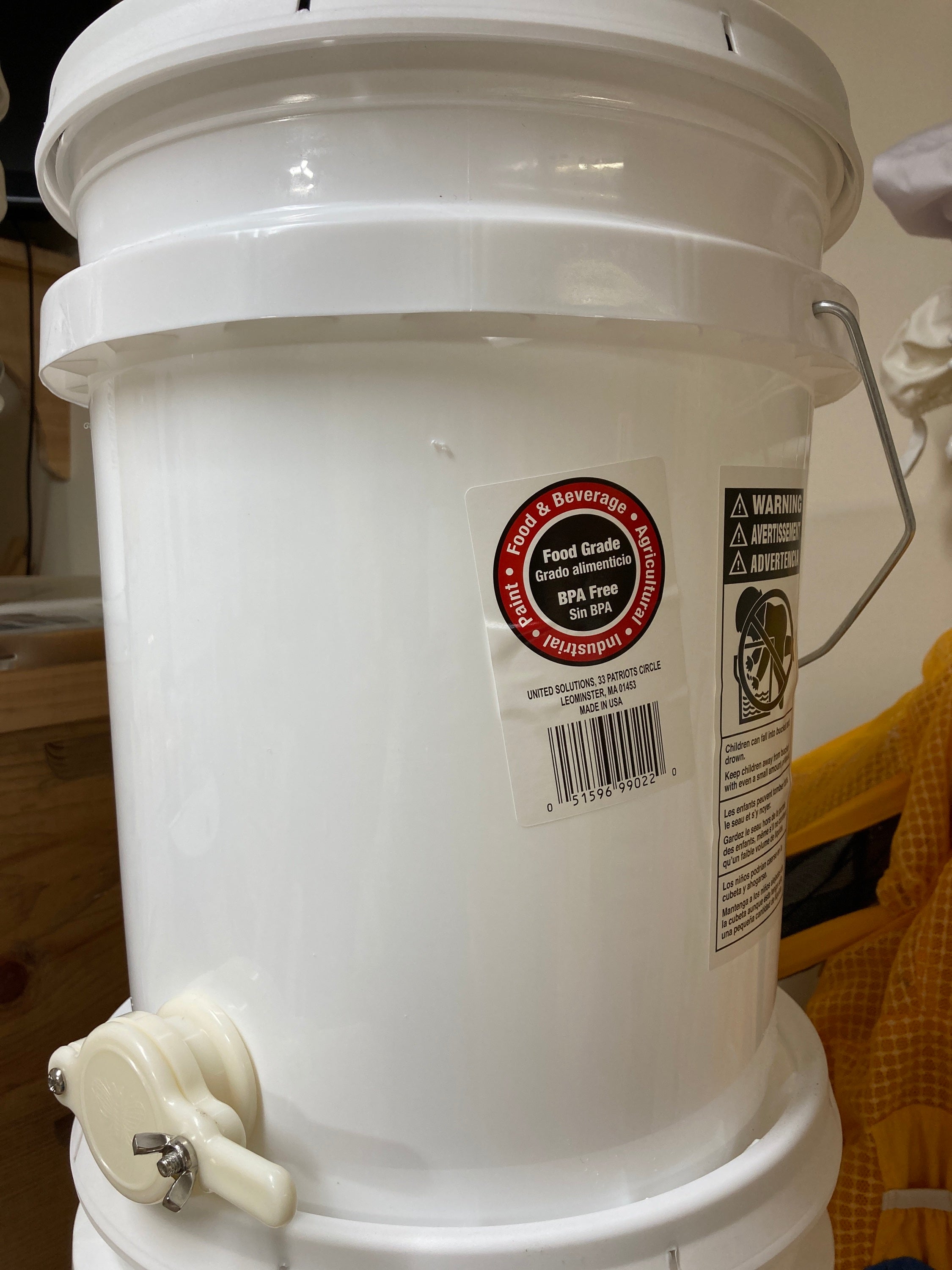 Honey pail with lid and honey gate; image 0